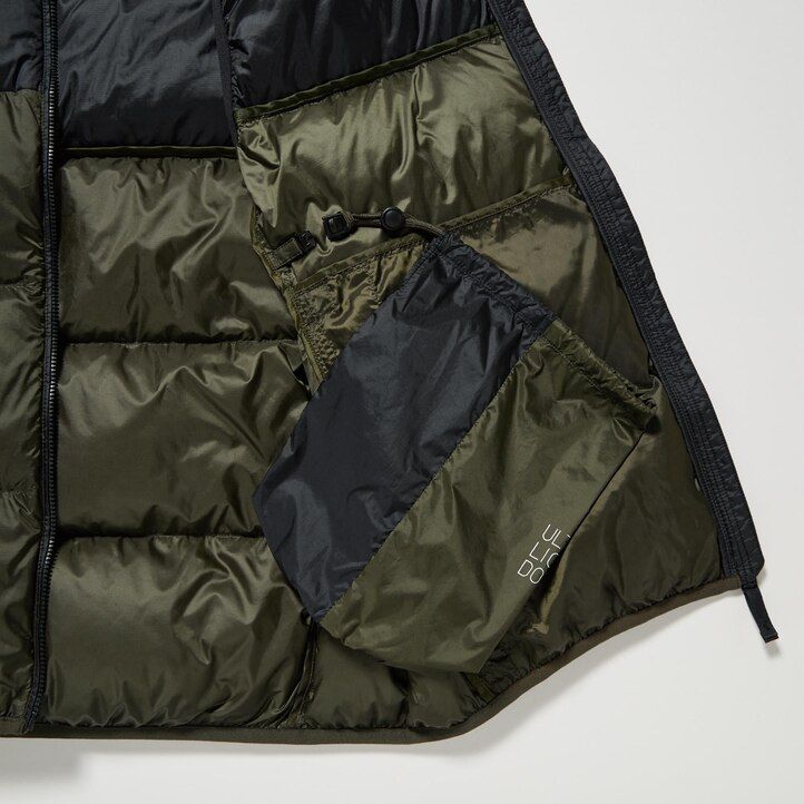 uniqlo ultra light daunenjacken für herren in olivgrün mit farbblockmuster
