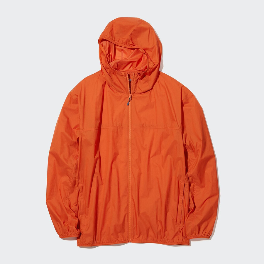 orangefarbene uniqlo herrenjacke mit uv-schutz 3d-schnitt und taschen