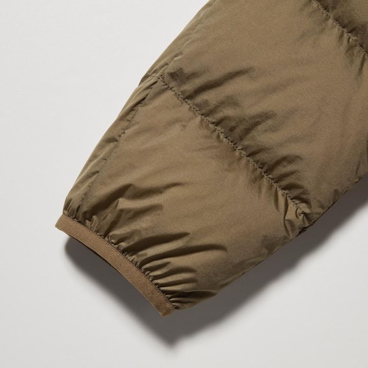 graue herren-daunenjacken von uniqlo aus 100 recycelten materialien