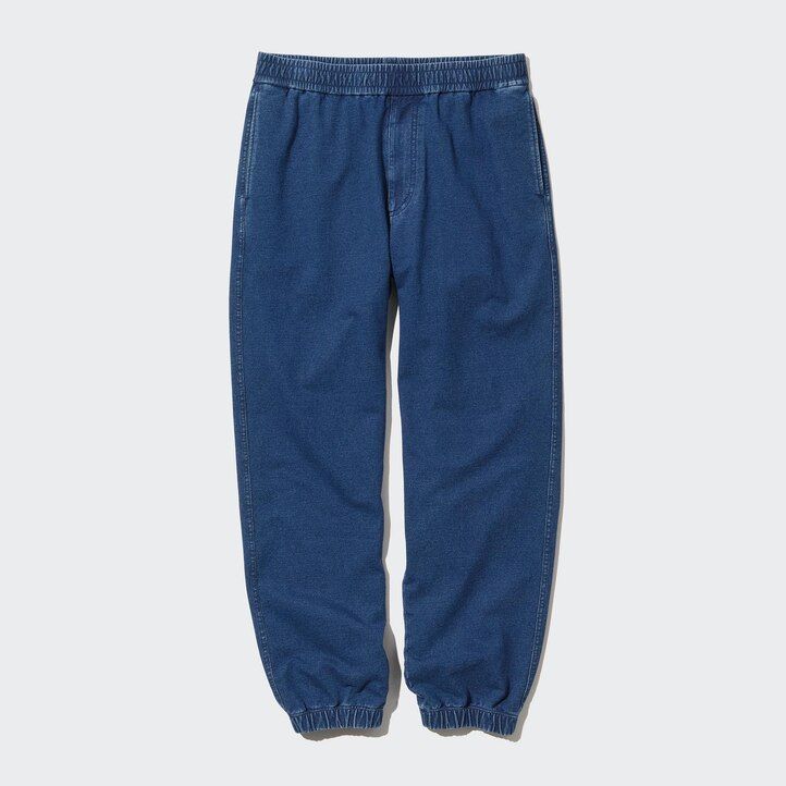 blaue herren-jogginghose von uniqlo im gewaschenen jersey-denim-look