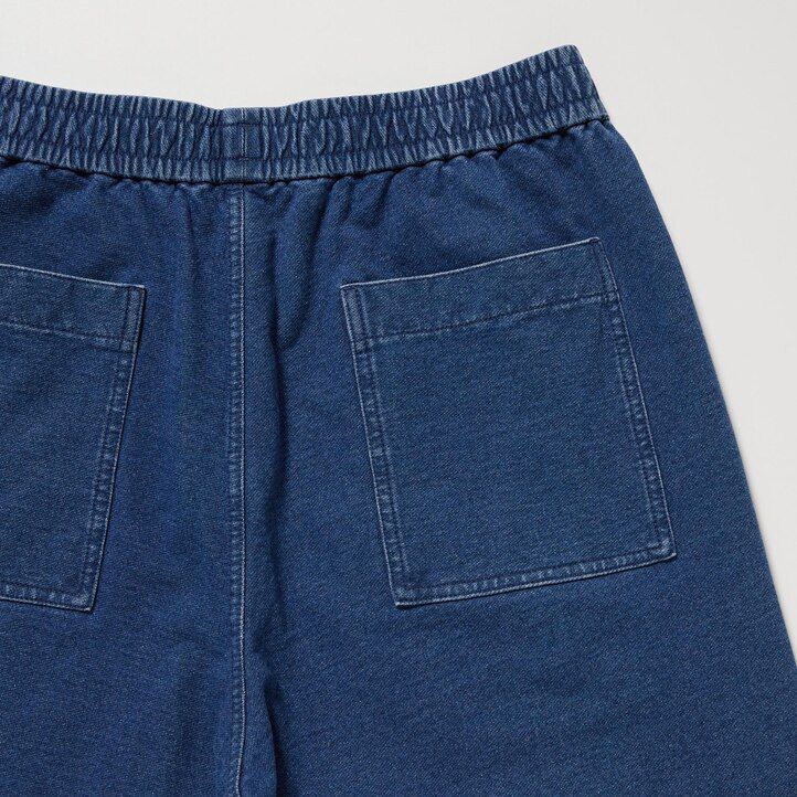 blaue herren-jogginghose von uniqlo im gewaschenen jersey-denim-look