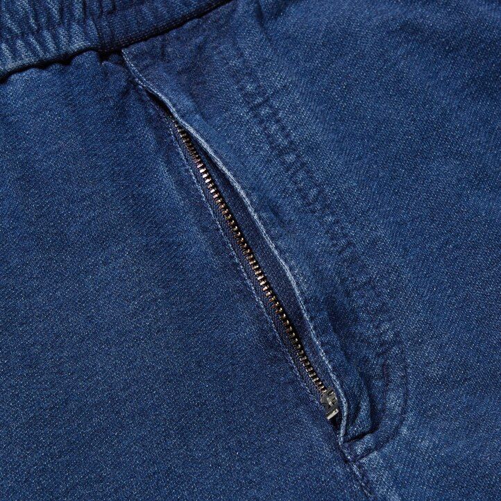 blaue herren-jogginghose von uniqlo im gewaschenen jersey-denim-look