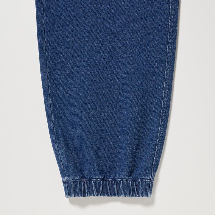 blaue herren-jogginghose von uniqlo im gewaschenen jersey-denim-look