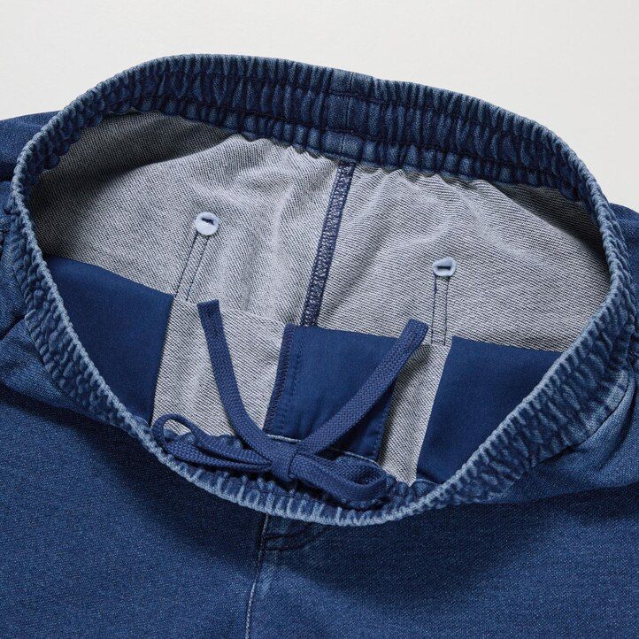 blaue herren-jogginghose von uniqlo im gewaschenen jersey-denim-look