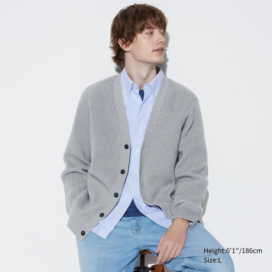 grauer uniqlo herrenpullover mit v-ausschnitt mittlere strickstärke