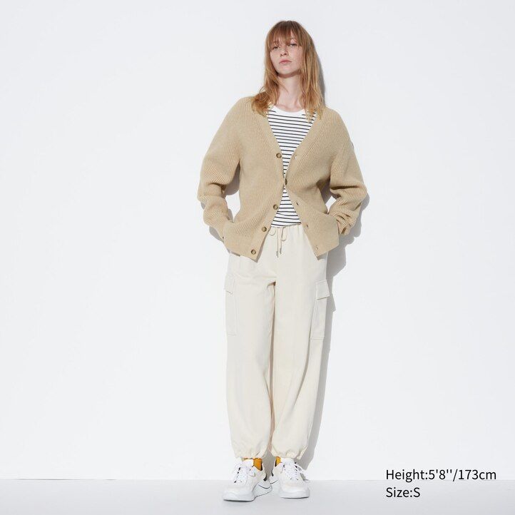 grauer uniqlo herrenpullover mit v-ausschnitt mittlere strickstärke