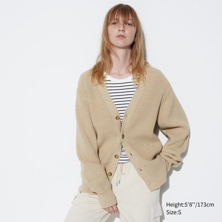 grauer uniqlo herrenpullover mit v-ausschnitt mittlere strickstärke