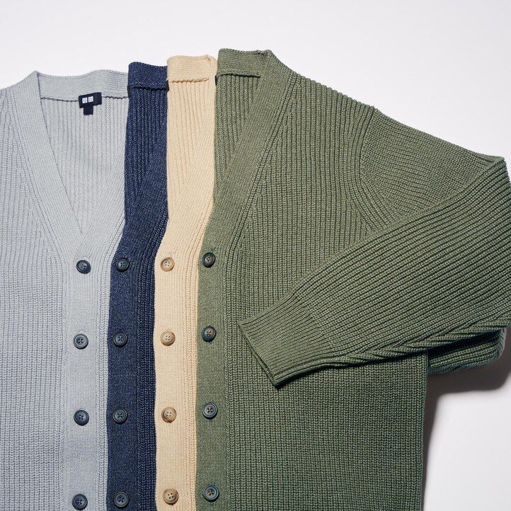 grauer uniqlo herrenpullover mit v-ausschnitt mittlere strickstärke