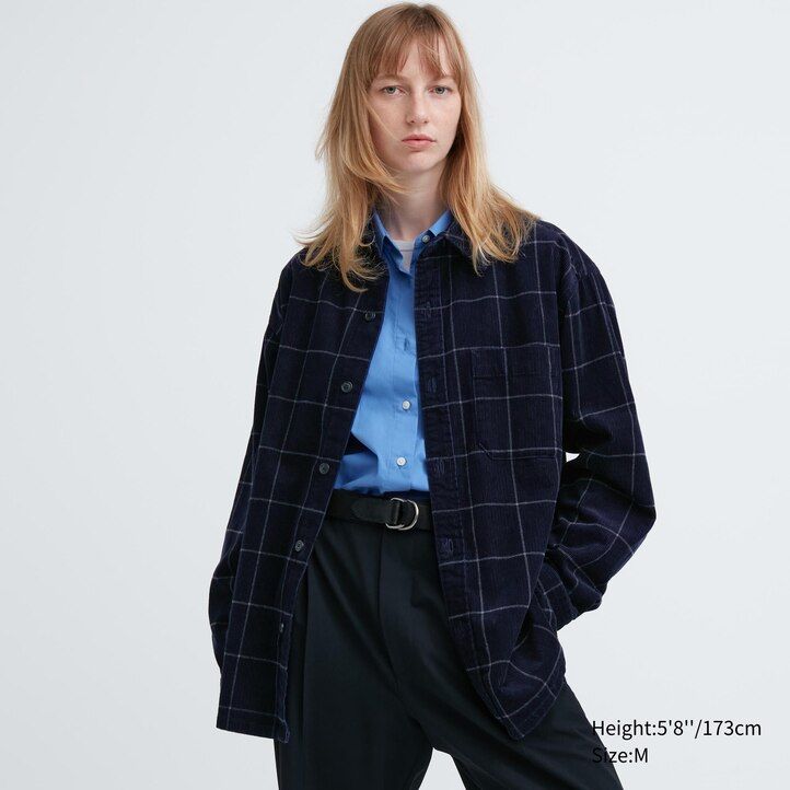 marineblaues uniqlo herren-cordhemd im oversize-look mit karomuster