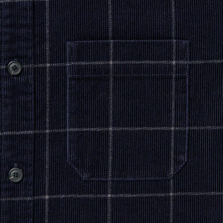 marineblaues uniqlo herren-cordhemd im oversize-look mit karomuster