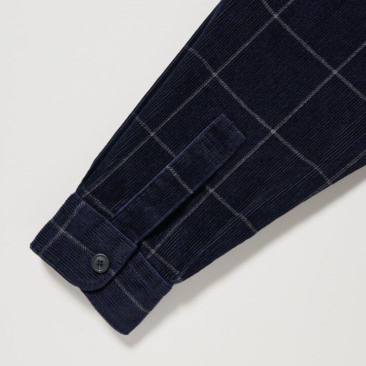 marineblaues uniqlo herren-cordhemd im oversize-look mit karomuster