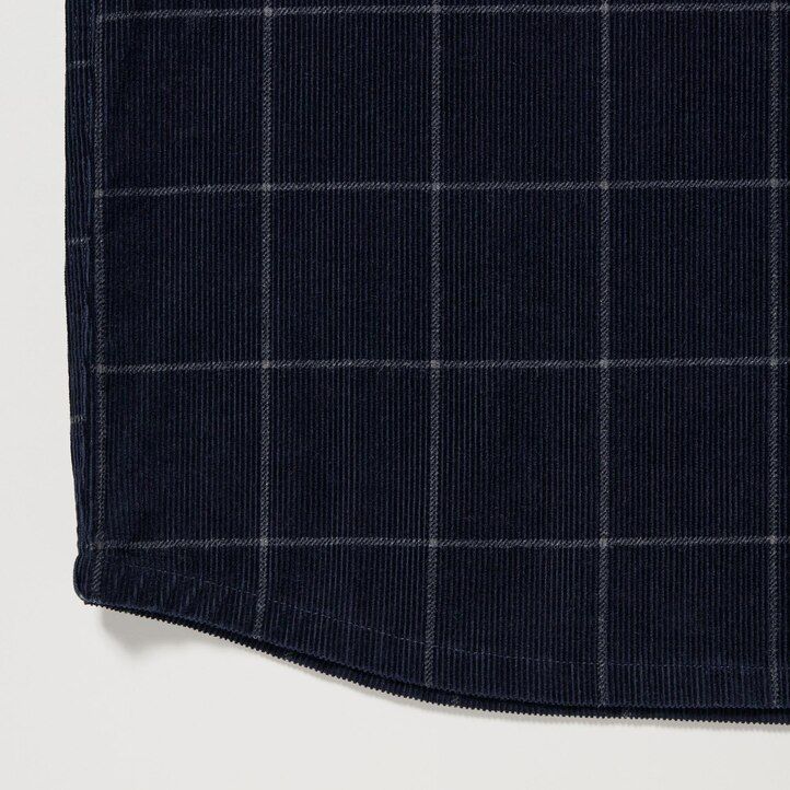 marineblaues uniqlo herren-cordhemd im oversize-look mit karomuster