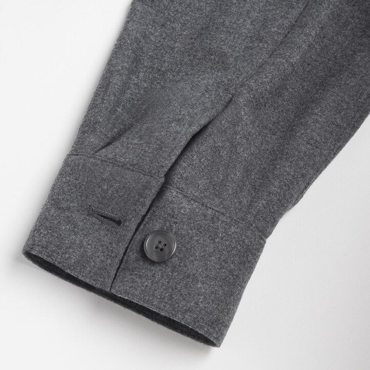 graues uniqlo herren-overshirt aus gebürstetem twill