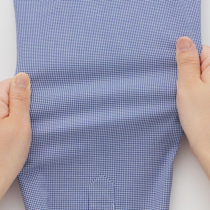blaues uniqlo easyre stretch slim fit herrenhemd mit karomuster und halboffenem kragen