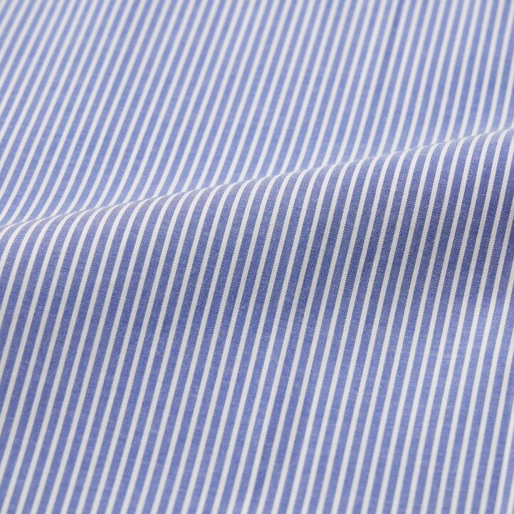 blaues uniqlo easyre stretch slim fit herrenhemd mit streifenmuster und halboffenem kragen