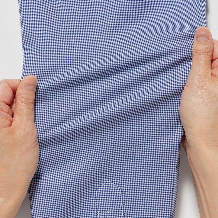 blaues uniqlo easyre herren-t-shirt aus stretch-breitgewebe mit schmaler passform und halboffenem kragen
