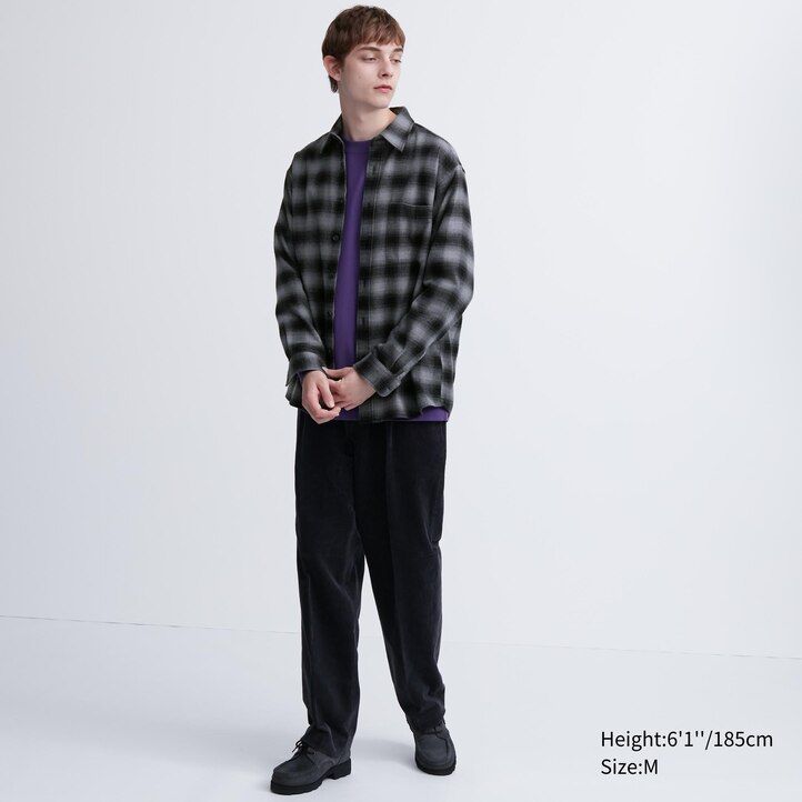 graue uniqlo herren-flanellhemden mit normaler passform und karomuster regulärem kragen