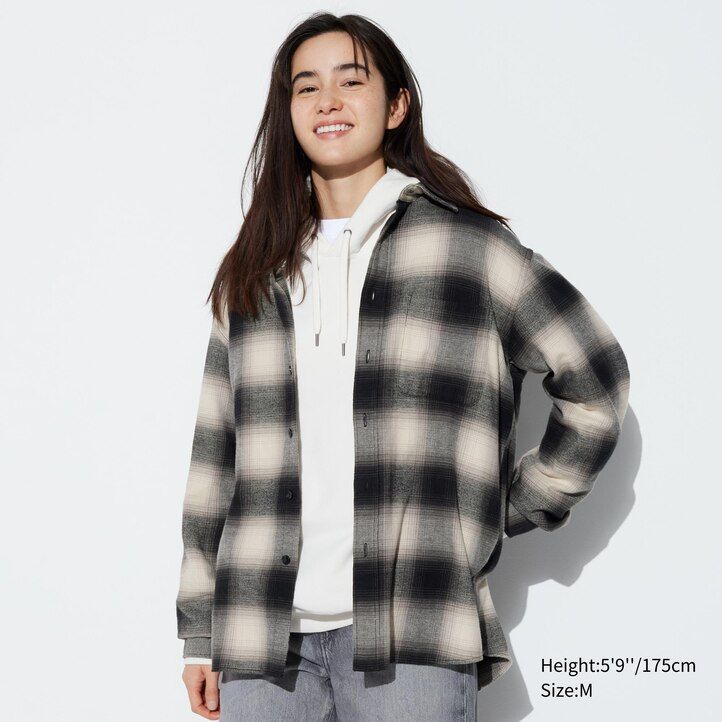 schwarzes uniqlo herren-flanellhemd mit karomuster regulärer passform und normalem kragen