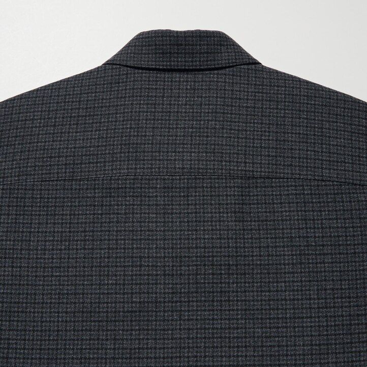 dunkelgraue uniqlo herrenhemden aus gebürstetem twill mit karomuster und langen Ärmeln