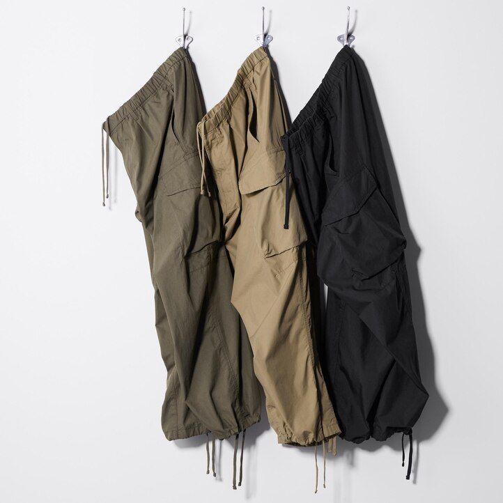 uniqlo wide fit parachutergo herrenhose olivgrün