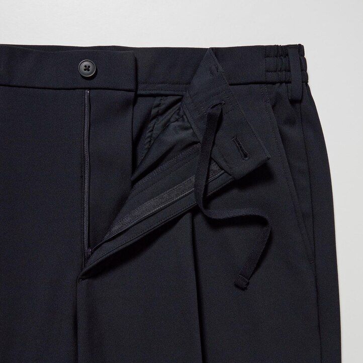 uniqlo herrenhose mit zwei-wege-stretch bundfalten und schmal zulaufendem bein beige