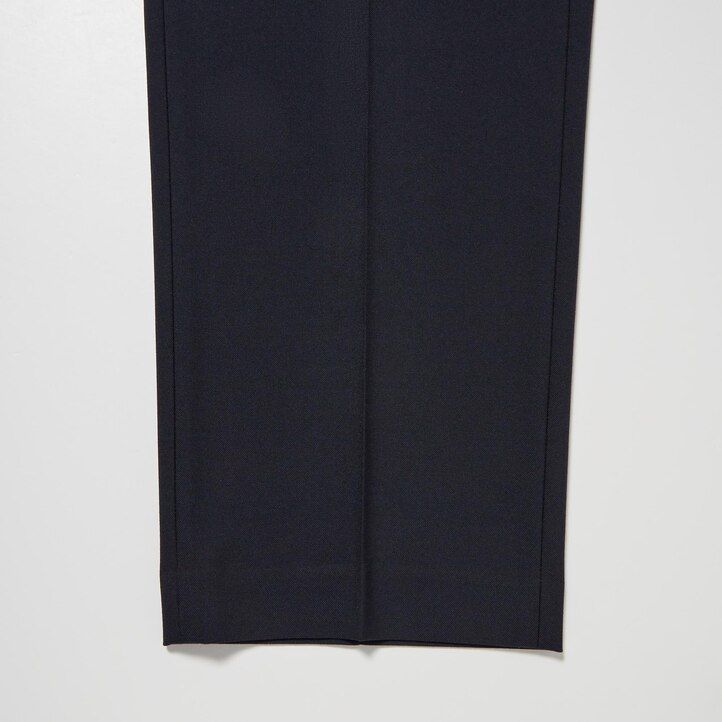 uniqlo herrenhose mit zwei-wege-stretch bundfalten und schmal zulaufendem bein beige