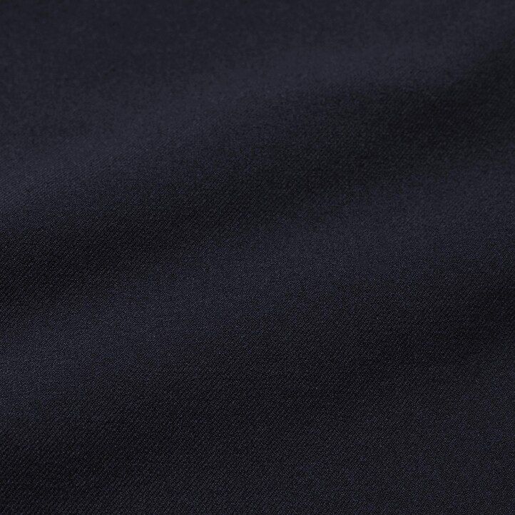 uniqlo herrenhose mit zwei-wege-stretch bundfalten und schmal zulaufendem bein beige