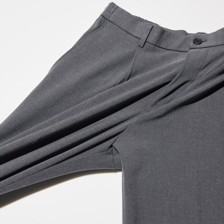 graue herren-hose von uniqlo mit bundfalten und weitem bein