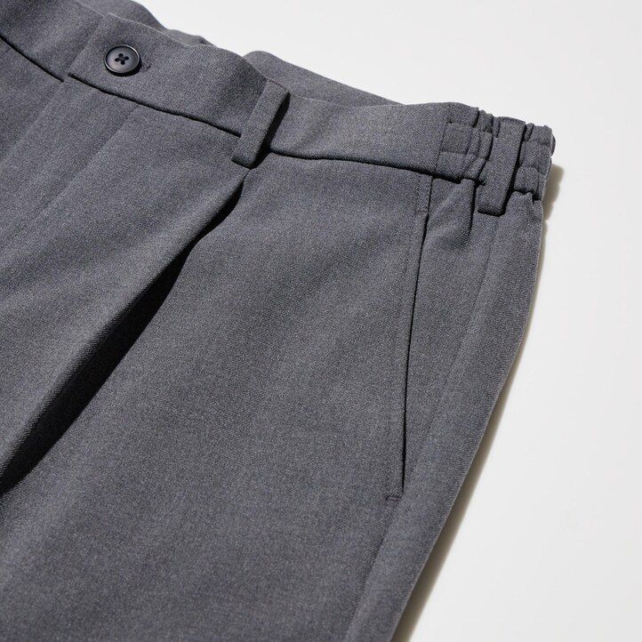 graue herren-hose von uniqlo mit bundfalten und weitem bein