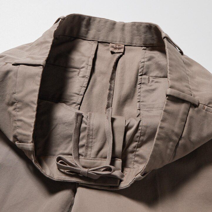 weiße uniqlo smart cotton herrenhose in knöchellänge