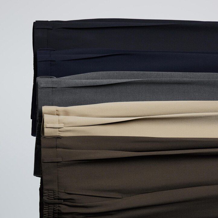 uniqlo herrenhose mit bundfalten und weitem bein beige