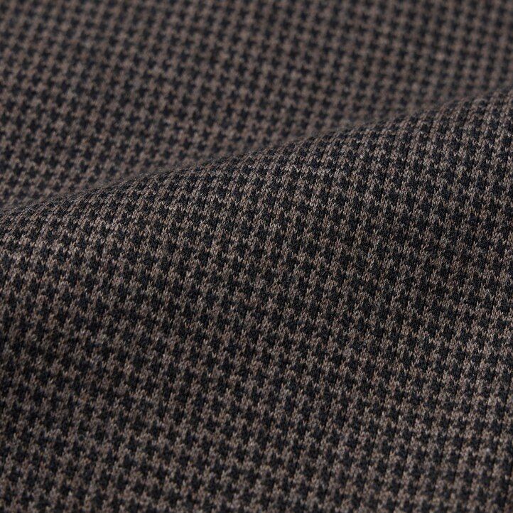 dunkelbraune uniqlo herrenhose mit elegantem hahnentrittmuster und knöchellänge