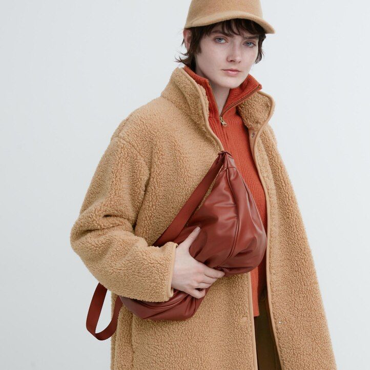 gelbe runde uniqlo-schultertasche für damen