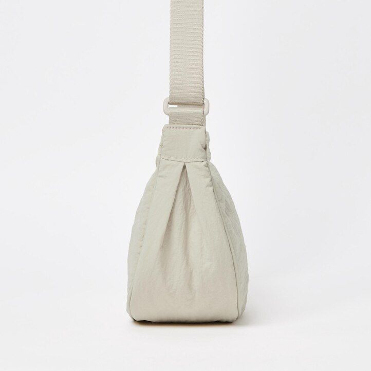 schwarze runde mini-schultertasche von uniqlo für damen