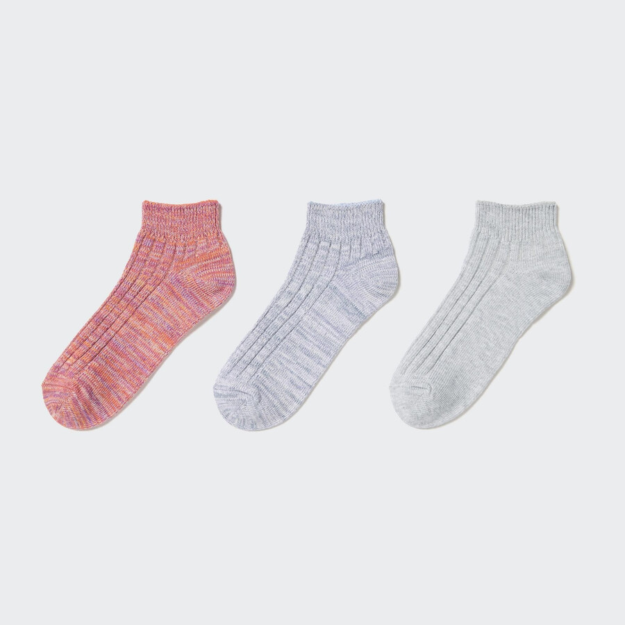 drei paar pinkfarbene uniqlo damensocken aus geripptem mischgarn