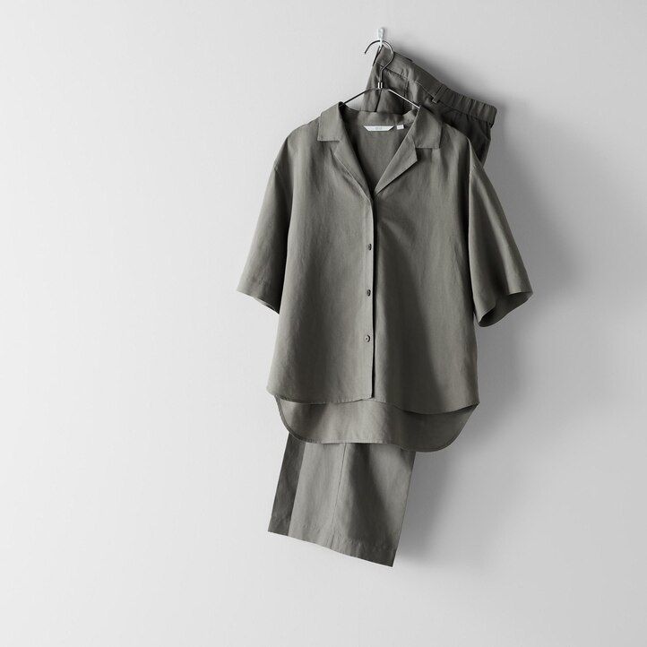 braune damenbluse von uniqlo aus leinenmischung mit offenem kragen und Ärmeln