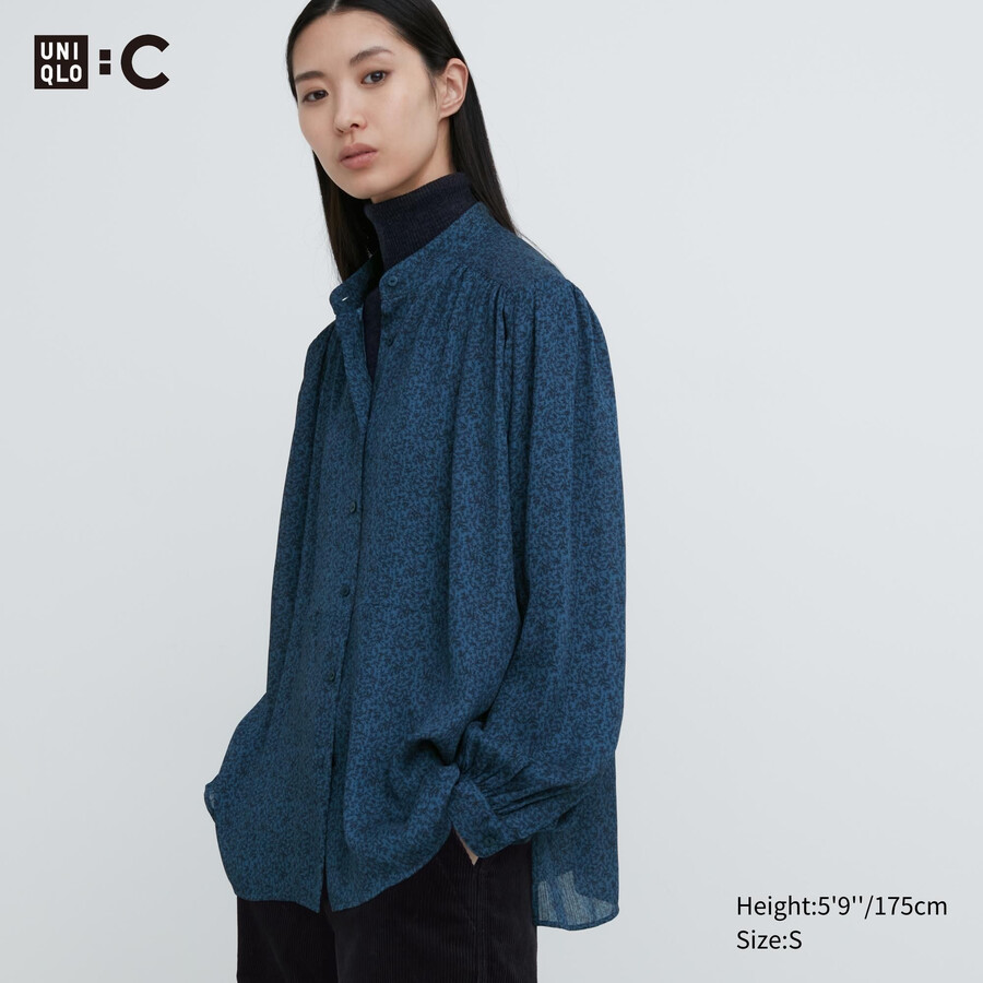 blaue uniqlo damenbluse mit print und volumen