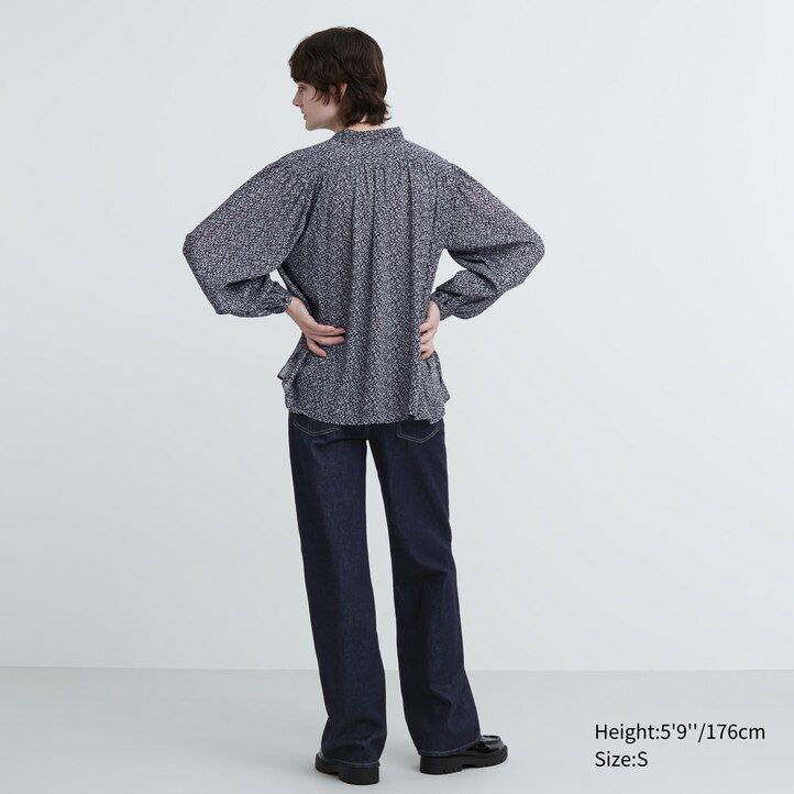 blaue uniqlo damenbluse mit print und volumen