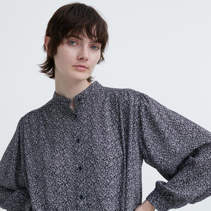 blaue uniqlo damenbluse mit print und volumen