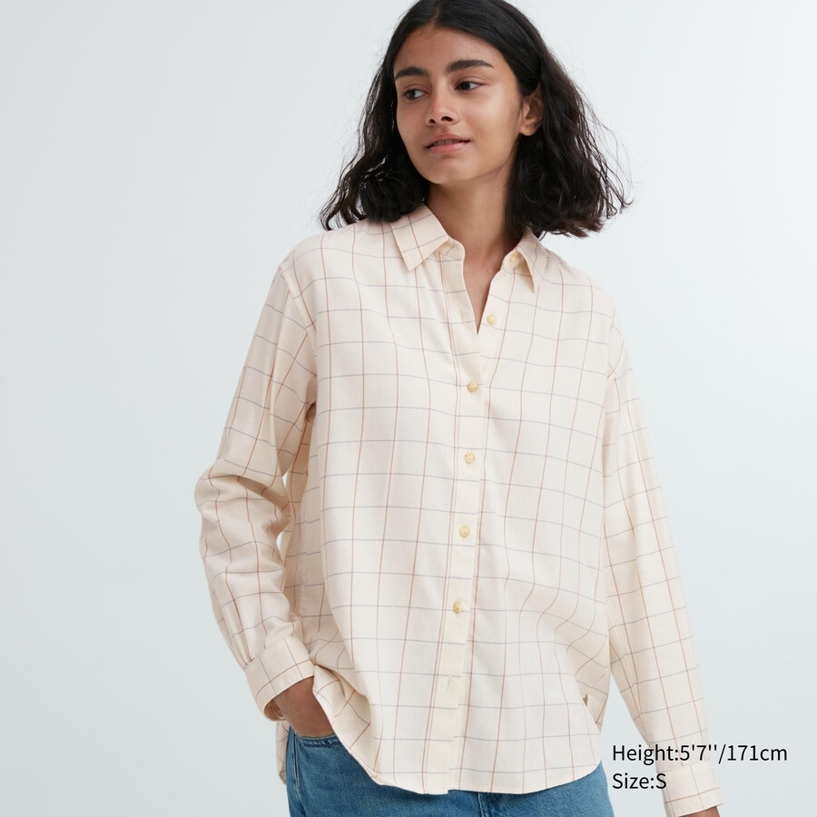 weiße damenbluse von uniqlo mit weichem gebürstetem karomuster und Ärmeln