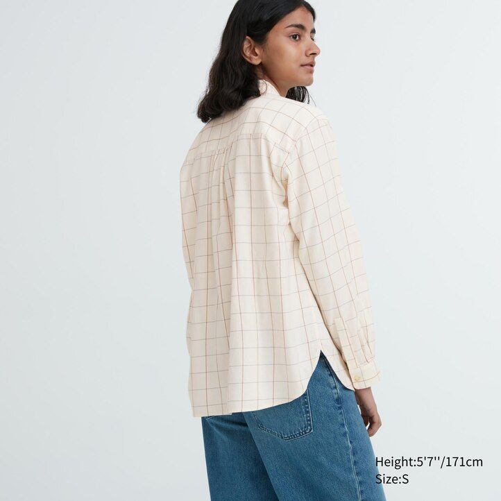 weiße damenbluse von uniqlo mit weichem gebürstetem karomuster und Ärmeln