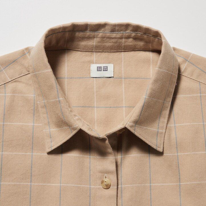 weiße damenbluse von uniqlo mit weichem gebürstetem karomuster und Ärmeln