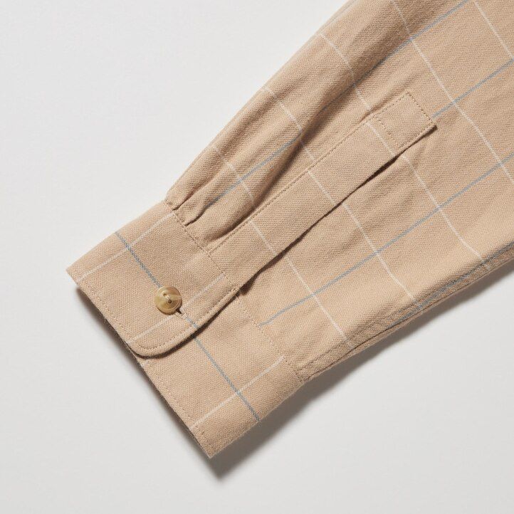 weiße damenbluse von uniqlo mit weichem gebürstetem karomuster und Ärmeln
