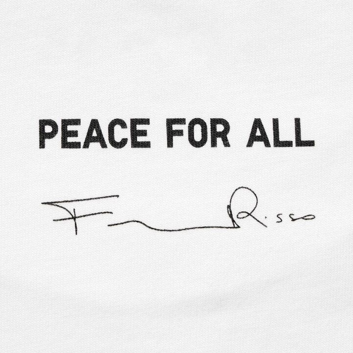 weiße damen-t-shirts von uniqlo mit dem aufdruck „peace for all von francesco risso