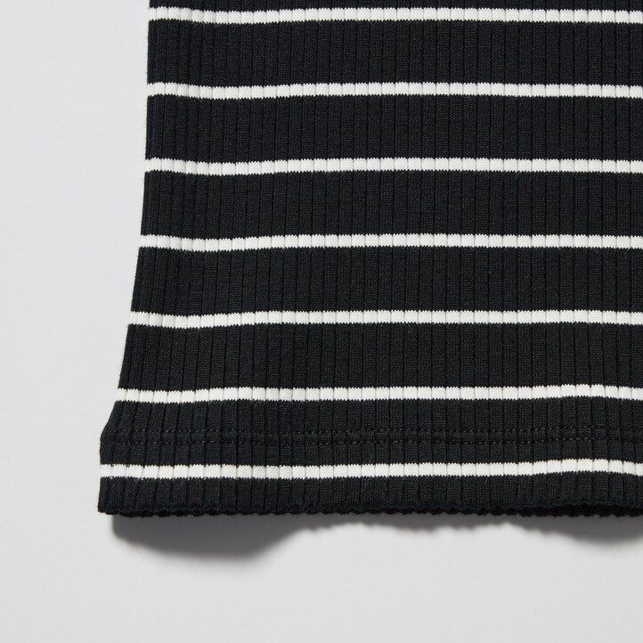 schwarze uniqlo damen-t-shirts mit rippstrick streifen und hohem kragen sowie langen Ärmeln