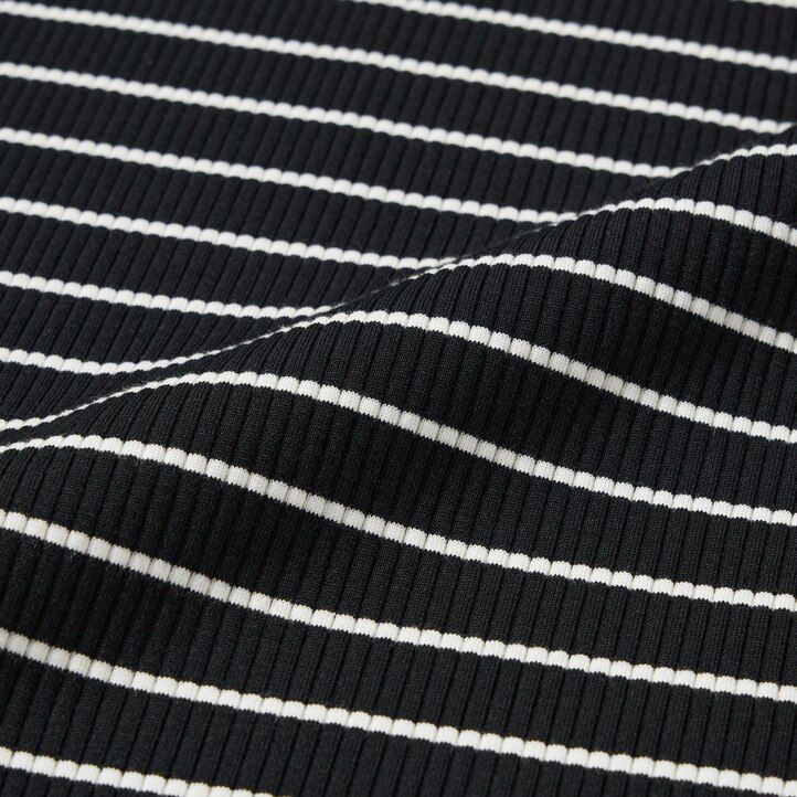 schwarze uniqlo damen-t-shirts mit rippstrick streifen und hohem kragen sowie langen Ärmeln