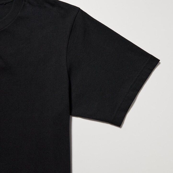 schwarze damen-t-shirts von uniqlo mit dem aufdruck „peace for all von shingo kunieda
