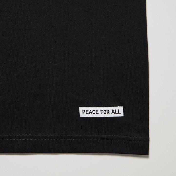 schwarze damen-t-shirts von uniqlo mit dem aufdruck „peace for all von shingo kunieda