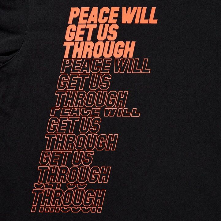 schwarze damen-t-shirts von uniqlo mit dem aufdruck „peace for all von shingo kunieda