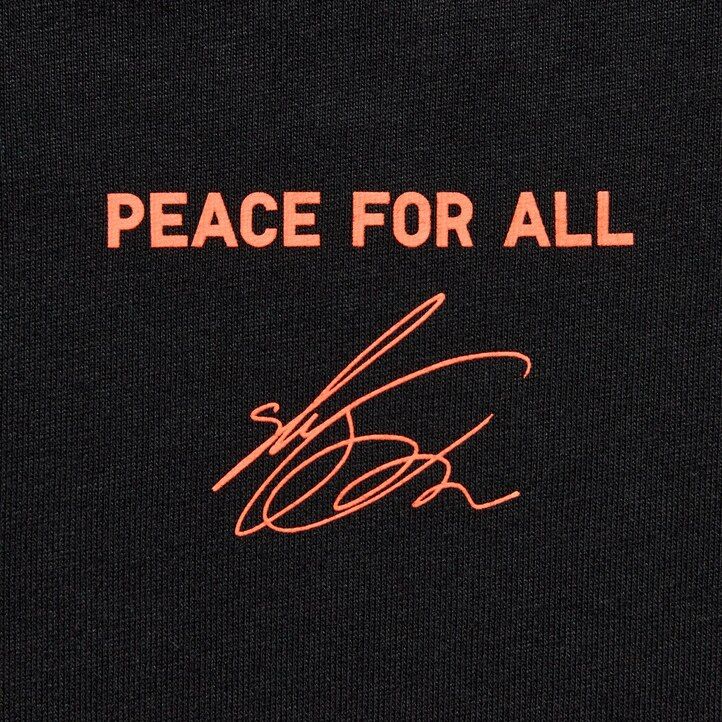 schwarze damen-t-shirts von uniqlo mit dem aufdruck „peace for all von shingo kunieda